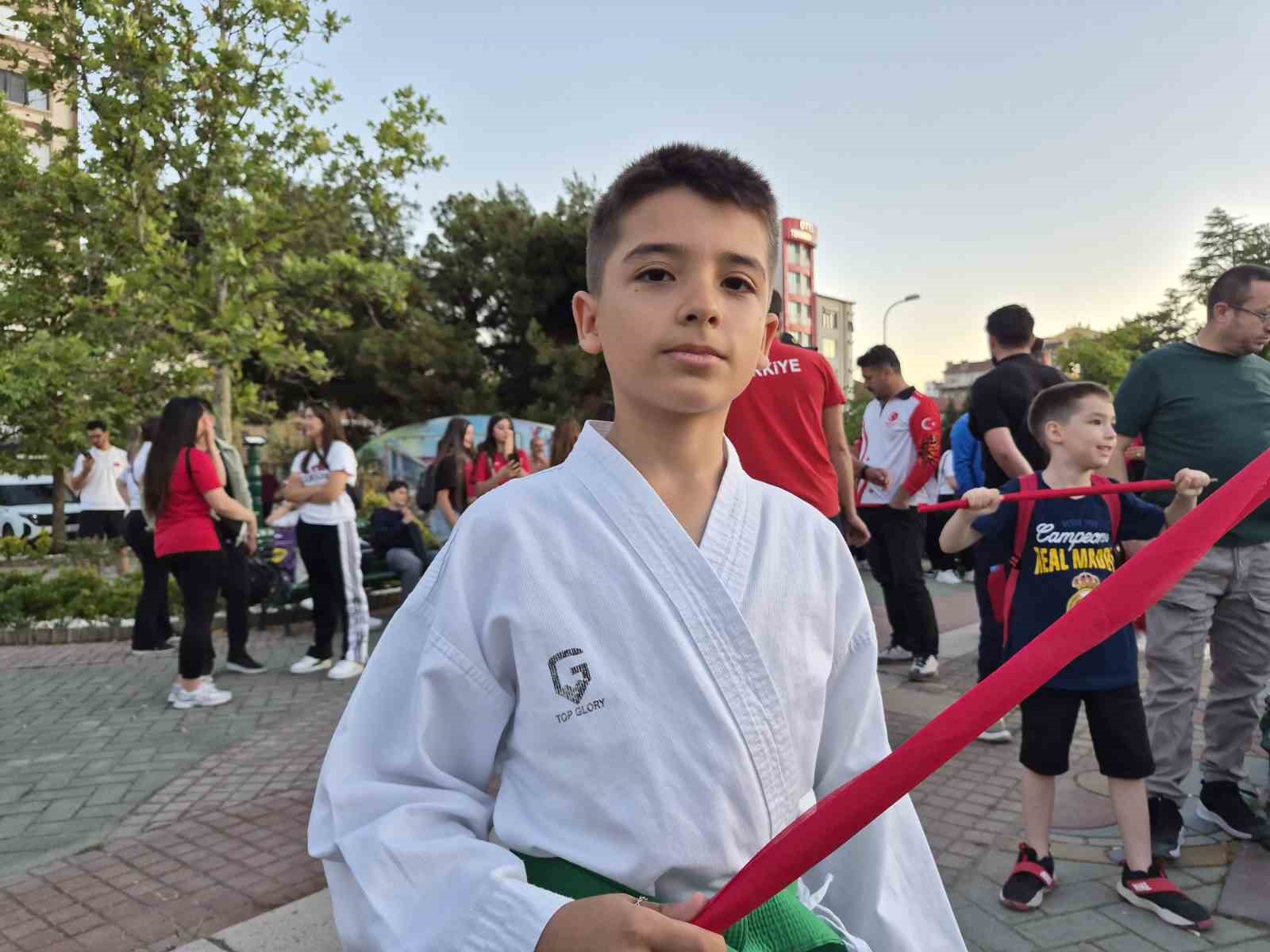 Eskişehir’de miniklerden 15 Temmuz’da anlamlı Sancak Koşusu