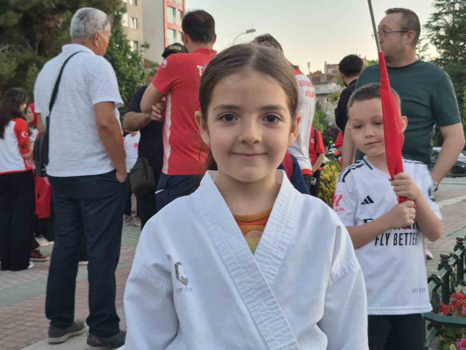 Eskişehir’de miniklerden 15 Temmuz’da anlamlı Sancak Koşusu