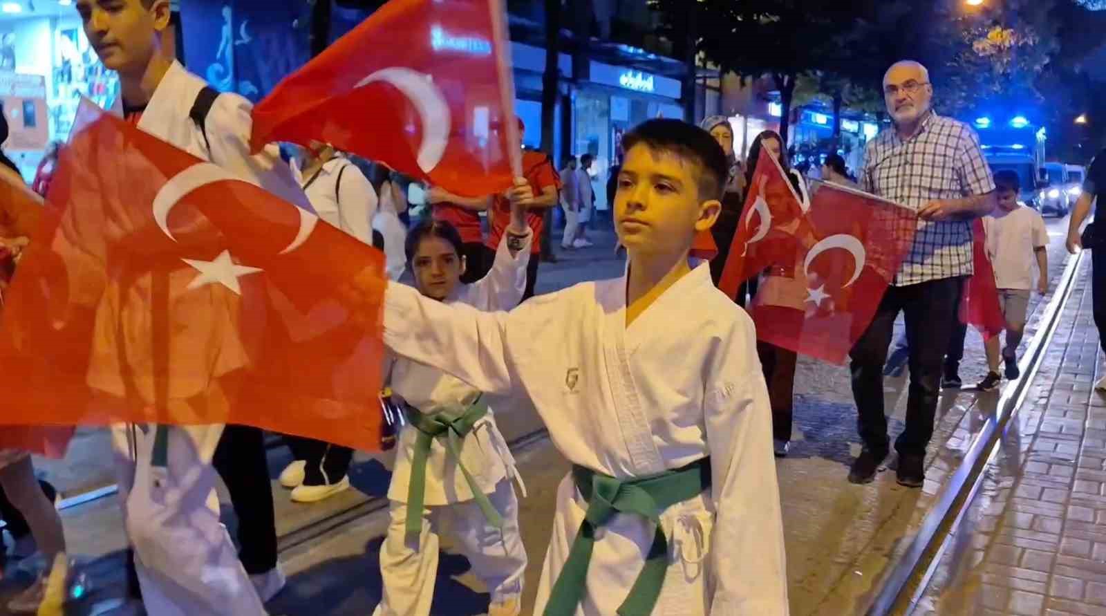 Eskişehir’de miniklerden 15 Temmuz’da anlamlı Sancak Koşusu