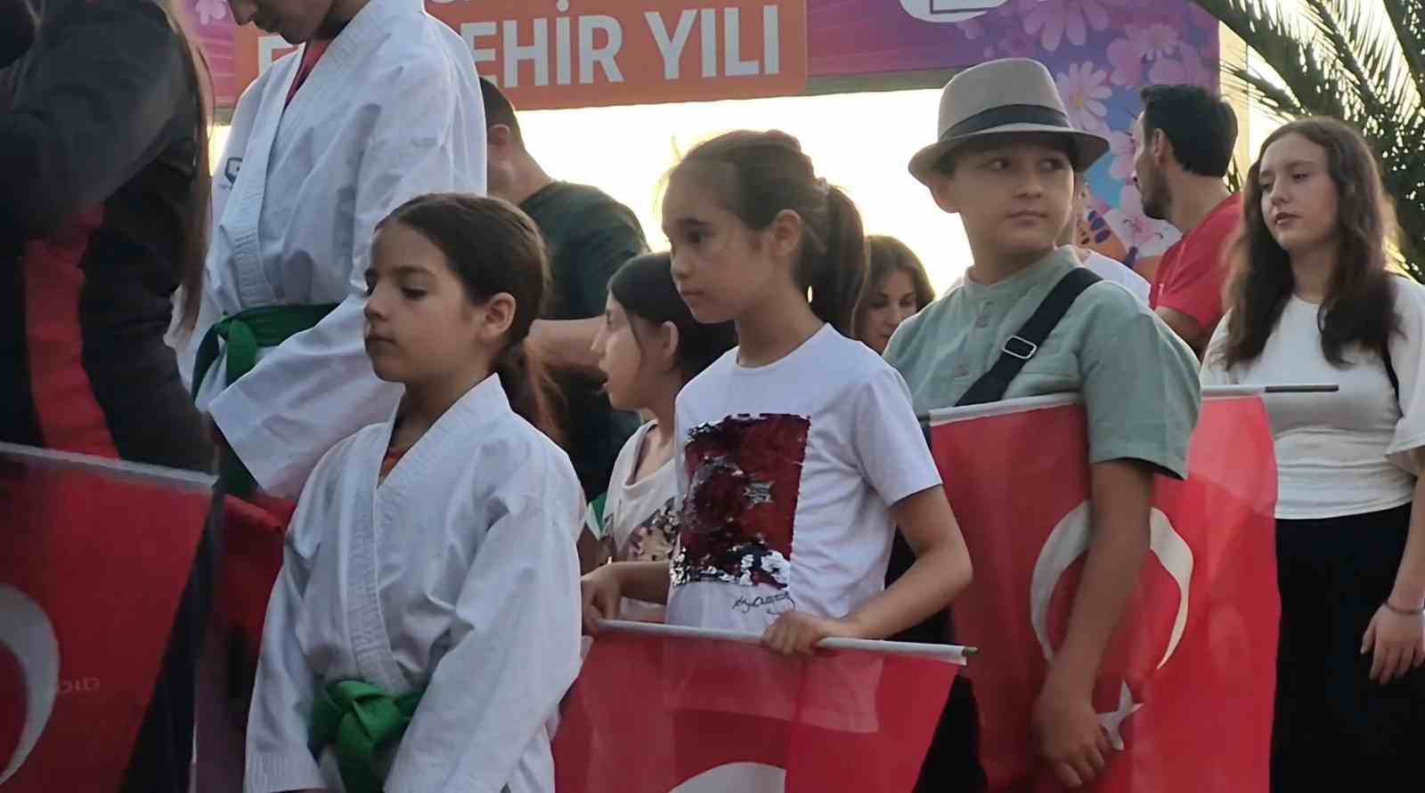 Eskişehir’de miniklerden 15 Temmuz’da anlamlı Sancak Koşusu