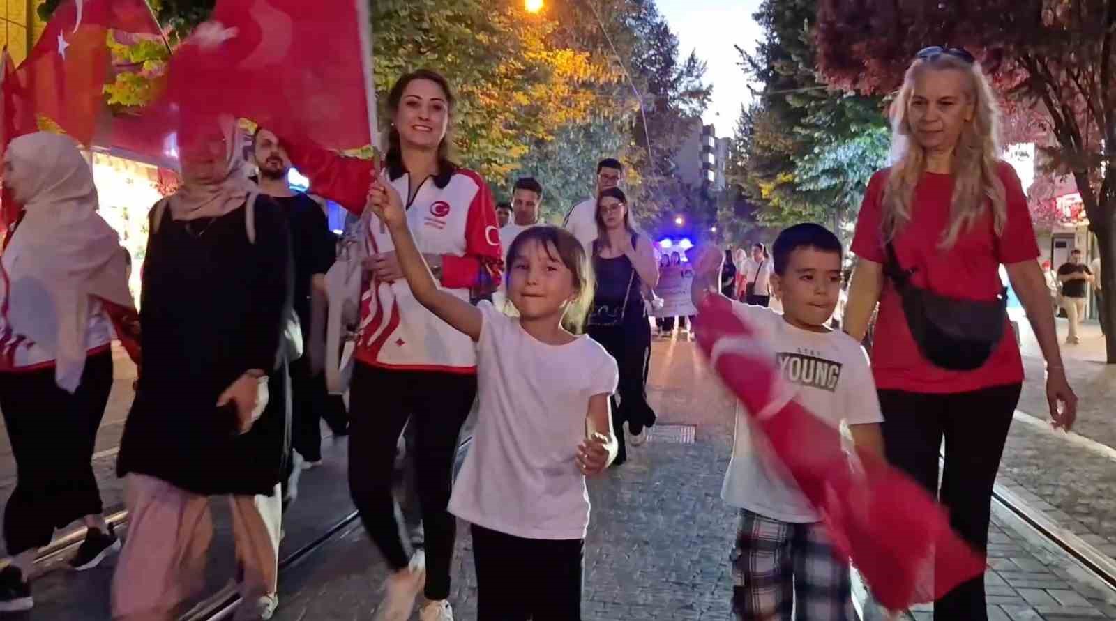 Eskişehir’de miniklerden 15 Temmuz’da anlamlı Sancak Koşusu