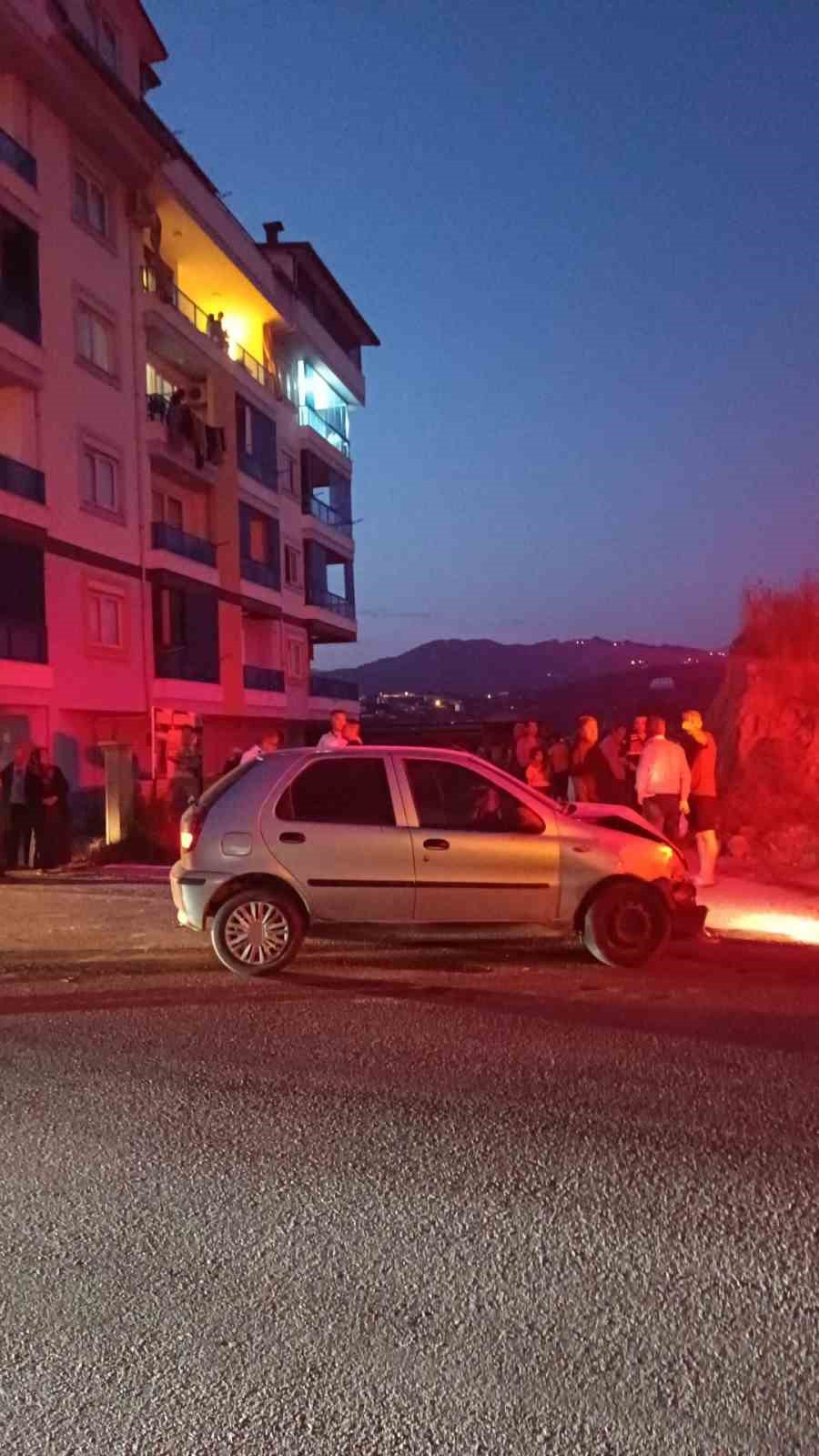 Alanya’da otomobil ile kamyonet çarpıştı: 2 yaralı
