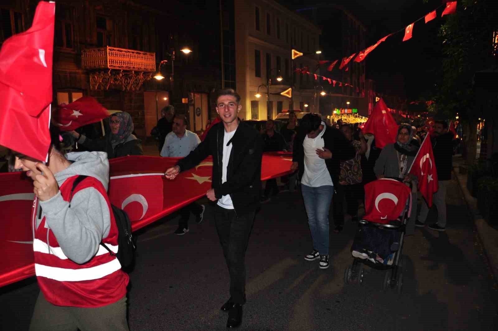 Karslılar 15 Temmuz’da tek yürek oldu: Binlerce vatandaş meydanları doldurdu, birlik ve beraberlik mesajı verildi
