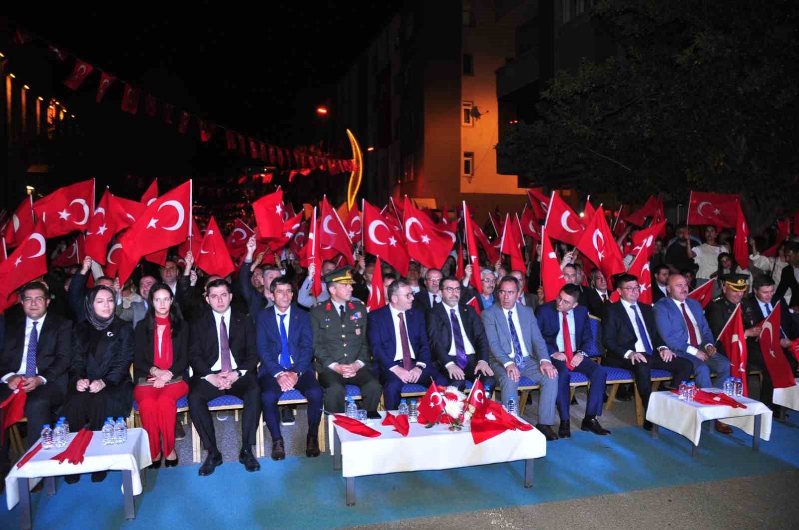 Karslılar 15 Temmuz’da tek yürek oldu: Binlerce vatandaş meydanları doldurdu, birlik ve beraberlik mesajı verildi