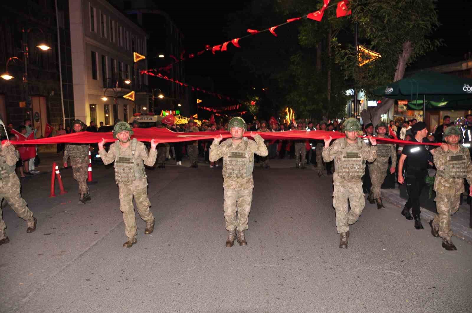 Karslılar 15 Temmuz’da tek yürek oldu: Binlerce vatandaş meydanları doldurdu, birlik ve beraberlik mesajı verildi