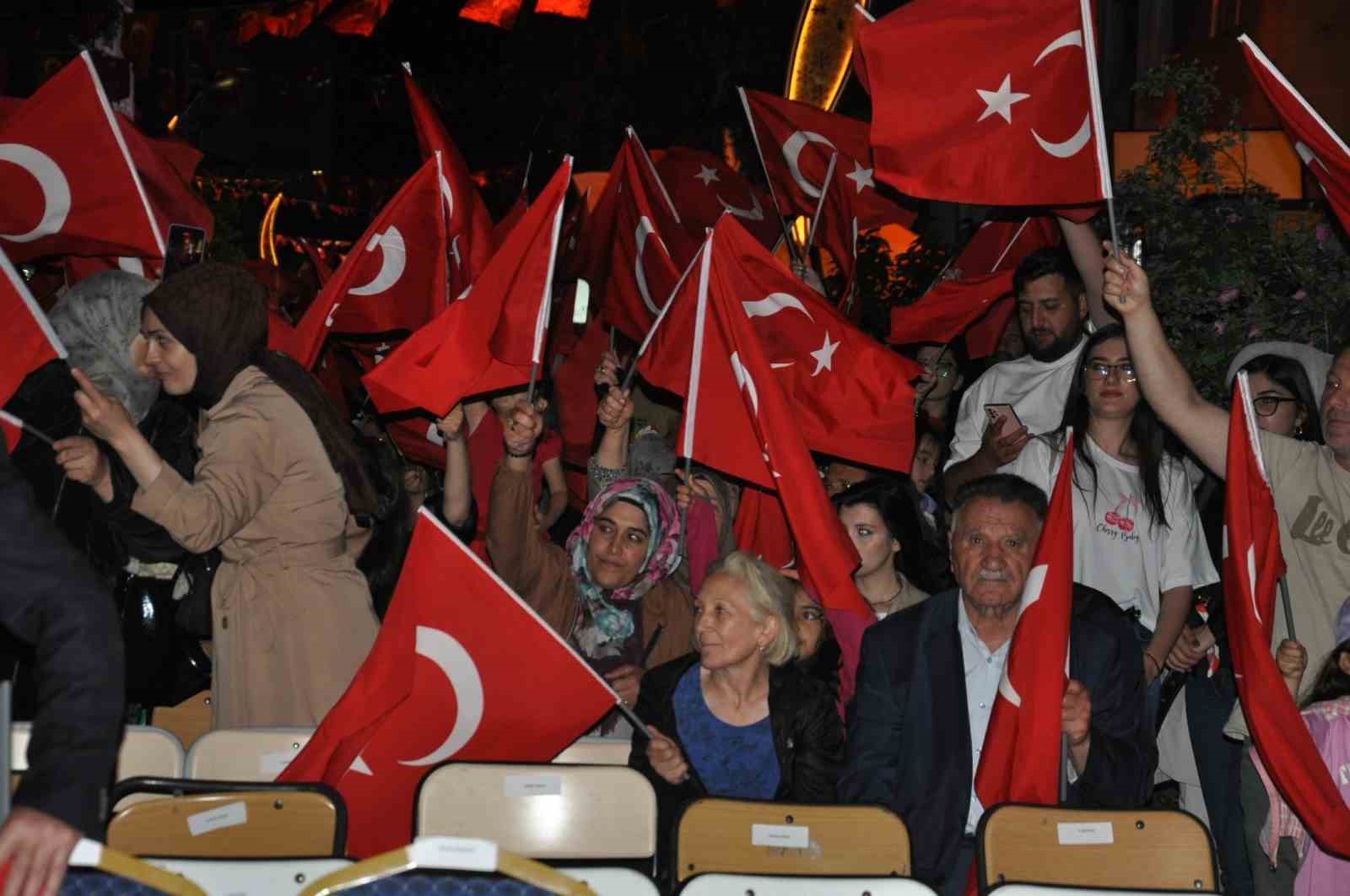 Karslılar 15 Temmuz’da tek yürek oldu: Binlerce vatandaş meydanları doldurdu, birlik ve beraberlik mesajı verildi
