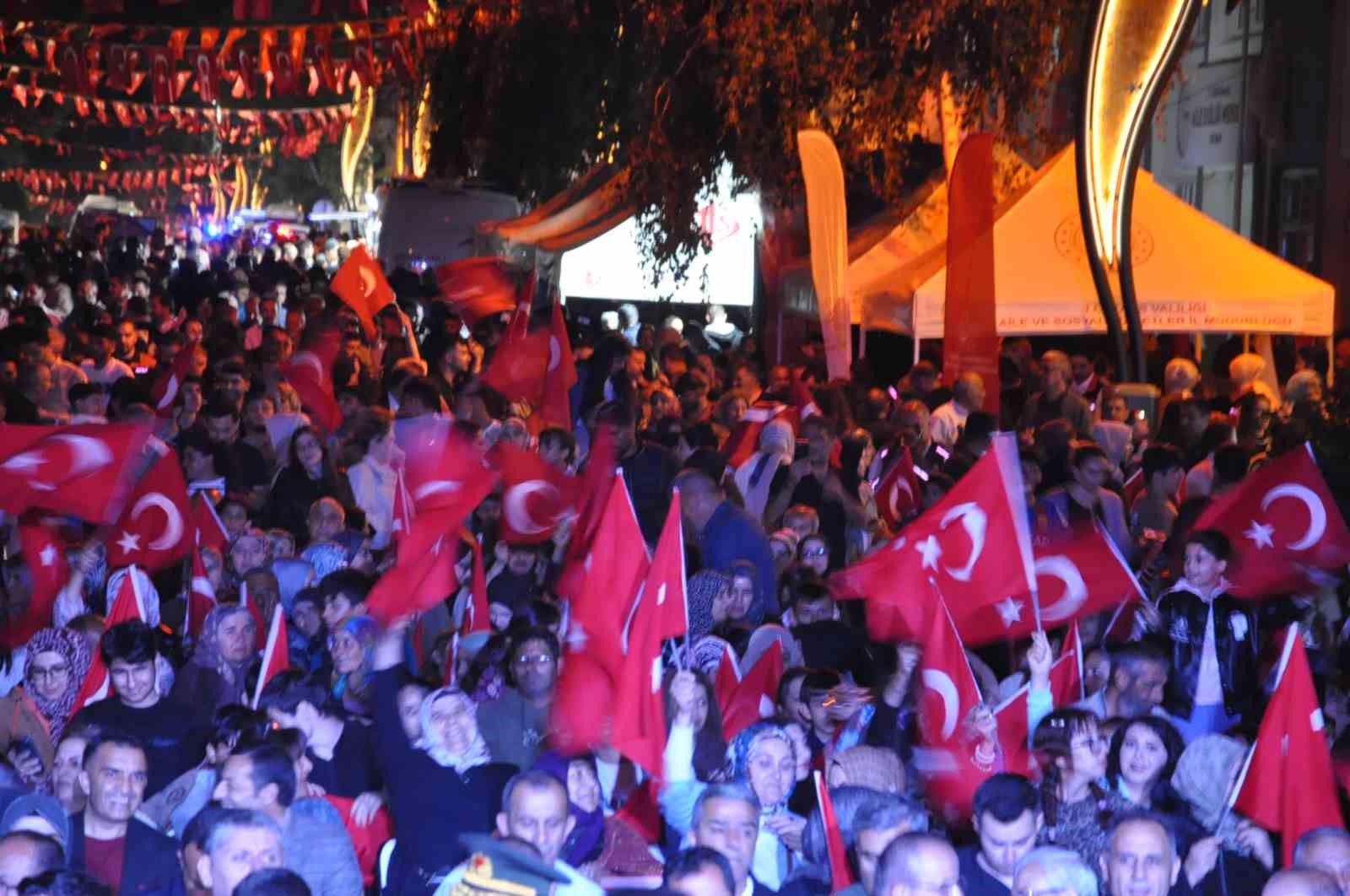 Karslılar 15 Temmuz’da tek yürek oldu: Binlerce vatandaş meydanları doldurdu, birlik ve beraberlik mesajı verildi