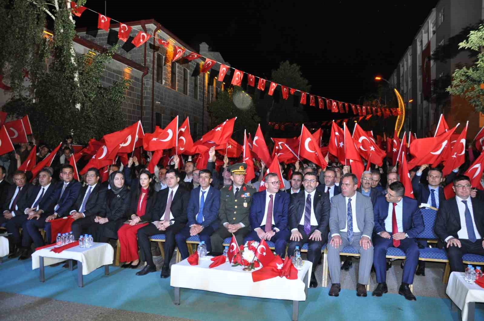 Karslılar 15 Temmuz’da tek yürek oldu: Binlerce vatandaş meydanları doldurdu, birlik ve beraberlik mesajı verildi