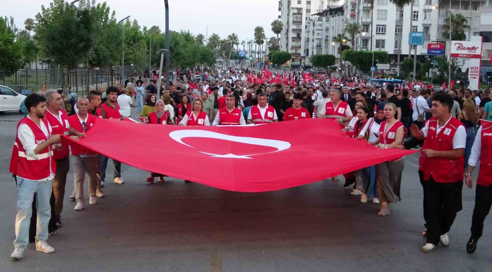 Mersin’de 15 Temmuz yürüyüşü düzenlendi, demokrasi nöbeti tutuldu