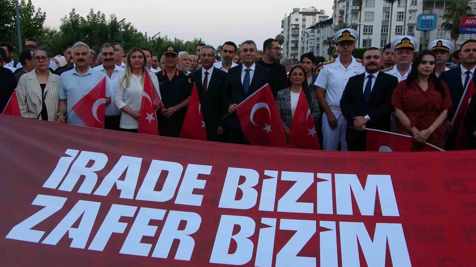 Mersin’de 15 Temmuz yürüyüşü düzenlendi, demokrasi nöbeti tutuldu