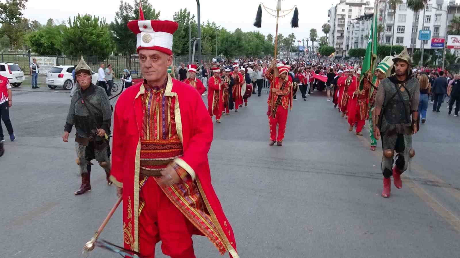 Mersin’de 15 Temmuz yürüyüşü düzenlendi, demokrasi nöbeti tutuldu