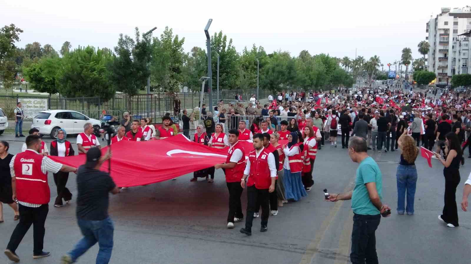 Mersin’de 15 Temmuz yürüyüşü düzenlendi, demokrasi nöbeti tutuldu