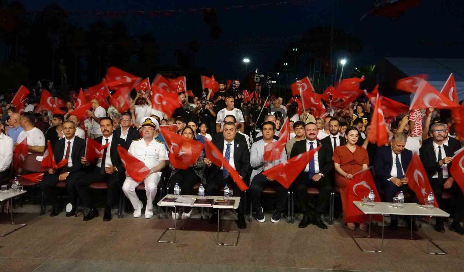 Mersin’de 15 Temmuz yürüyüşü düzenlendi, demokrasi nöbeti tutuldu