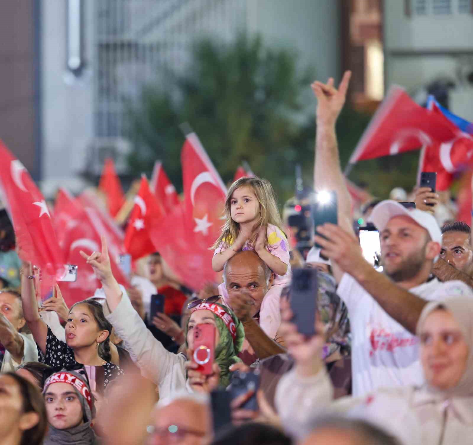 Arnavutköy’de 15 Temmuz’un 10’uncu yılı dolayısıyla yürüyüş korteji düzenlendi