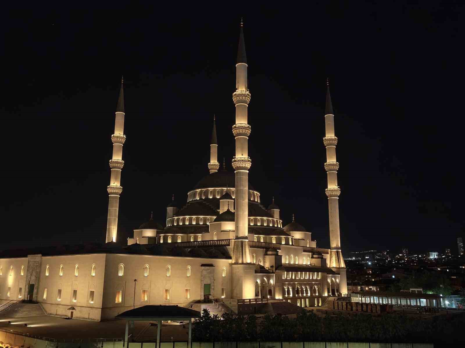 Darbe girişiminde birlik ve beraberliğin sembolü olan sela okundu