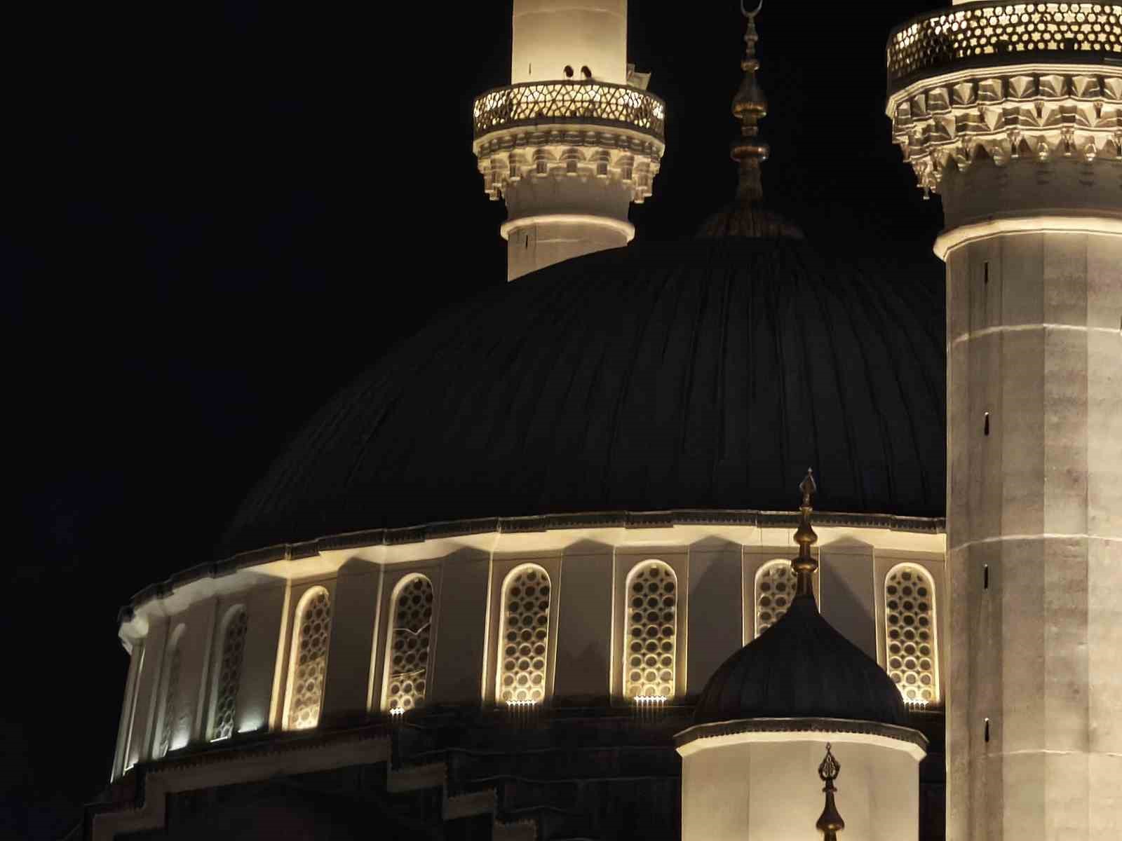 Darbe girişiminde birlik ve beraberliğin sembolü olan sela okundu