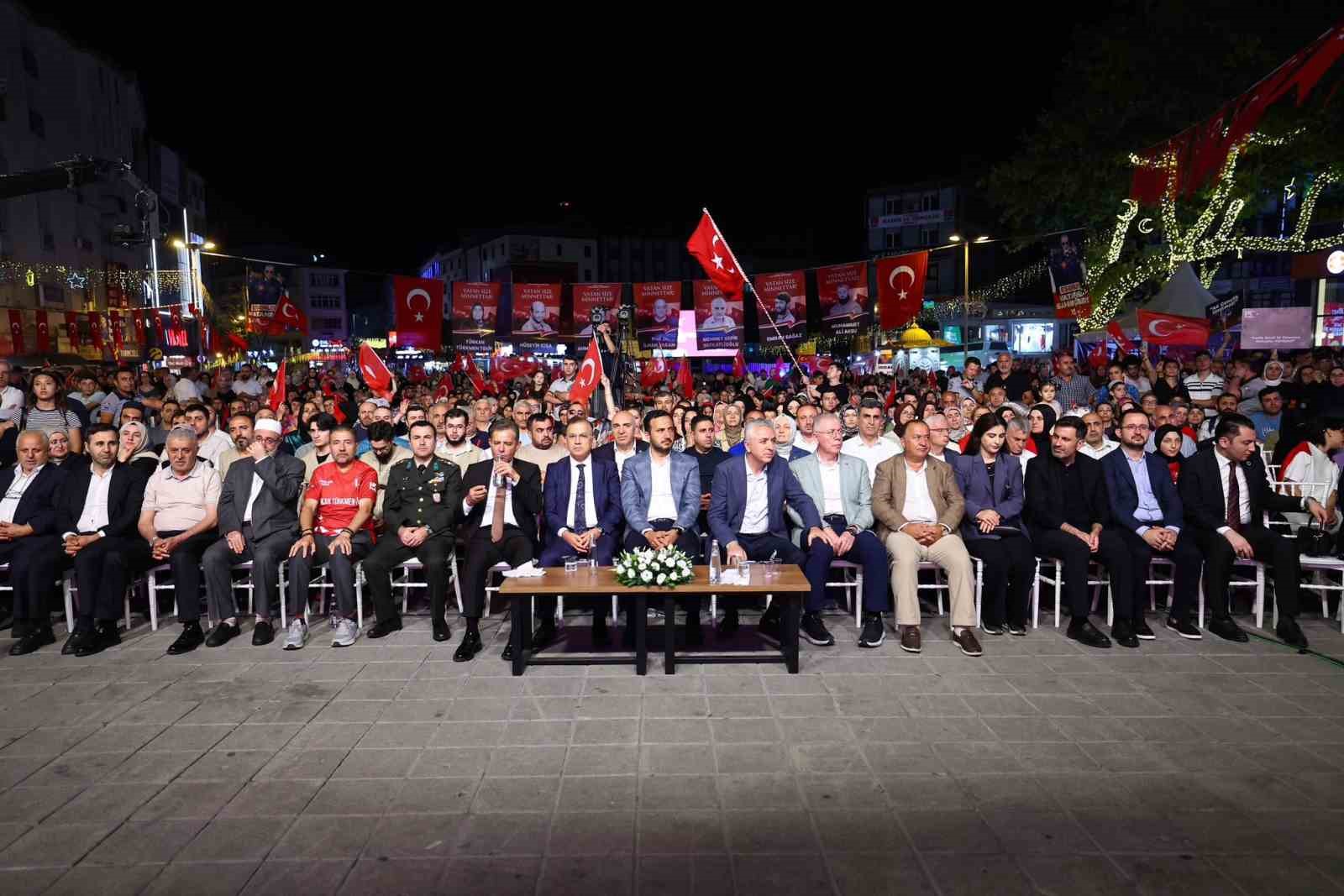 Esenler’de 253 metrelik bayrakla 15 Temmuz şehitleri anıldı
