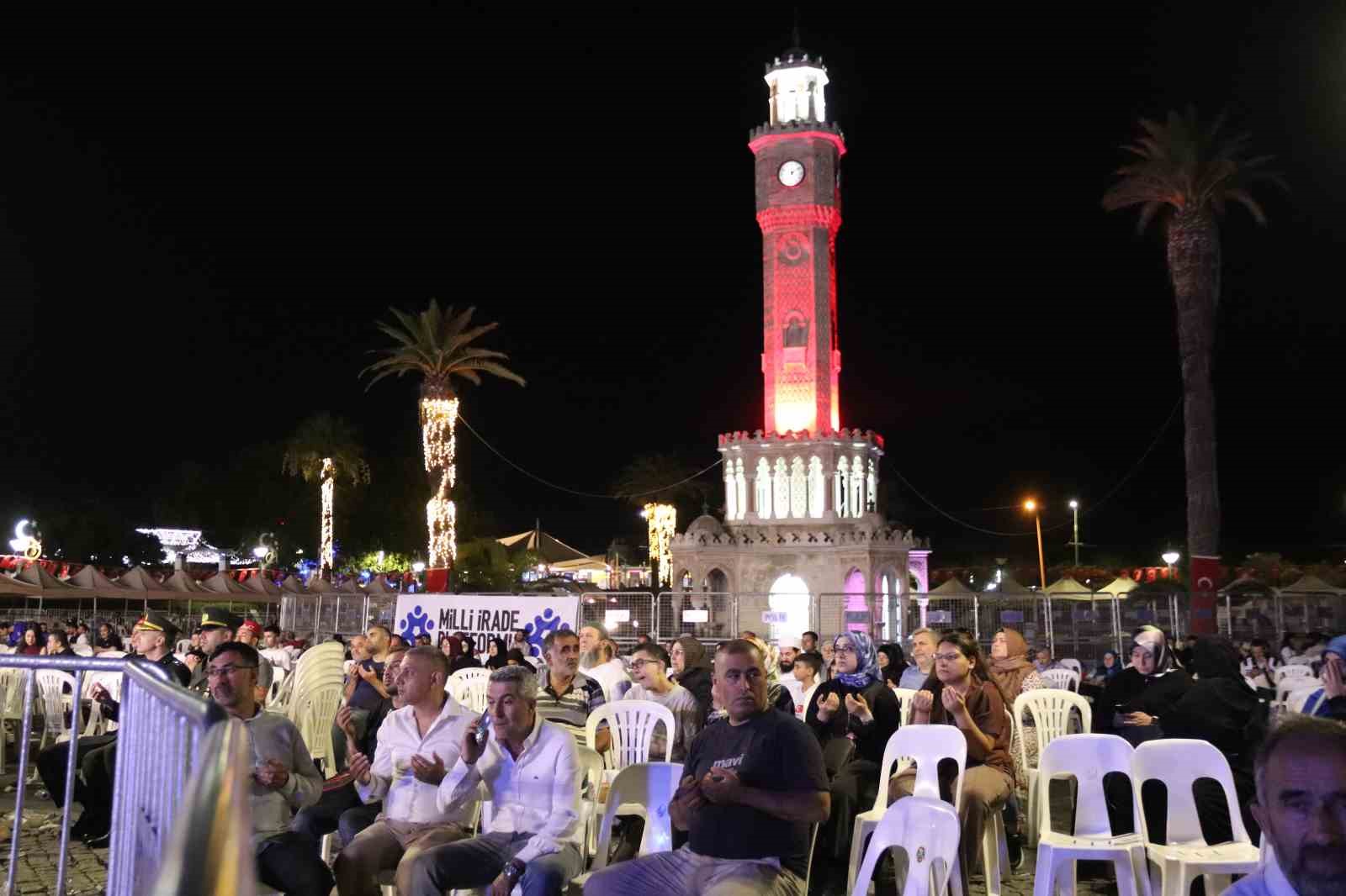 İzmir’de tüm camilerden aynı anda sela sesi yükseldi