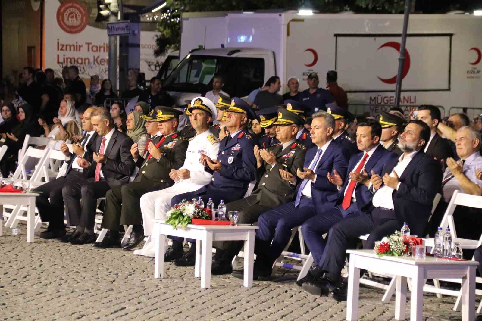 İzmir’de tüm camilerden aynı anda sela sesi yükseldi
