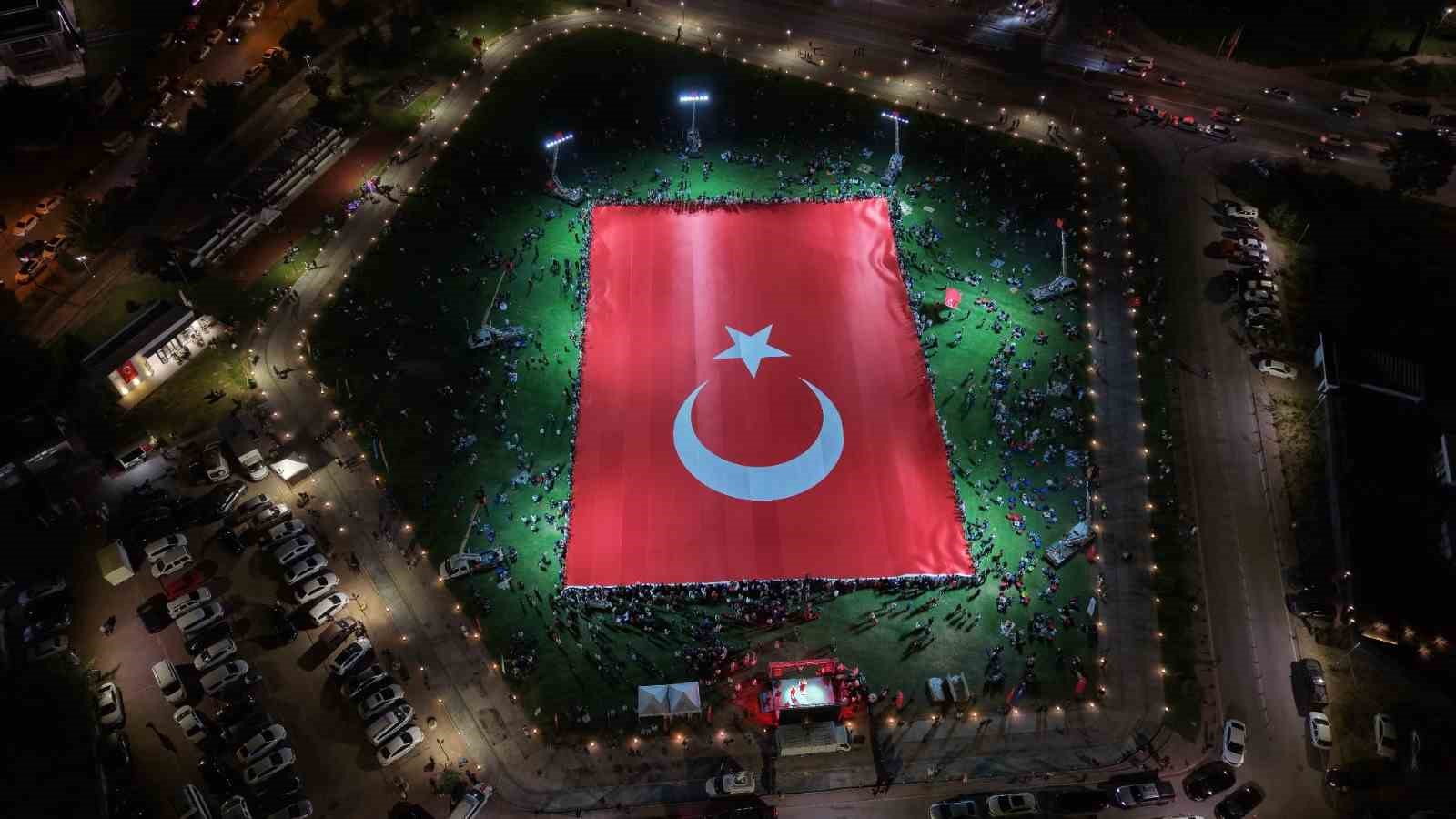 Kayseri’de dünyanın en büyük Türk bayrağı açıldı