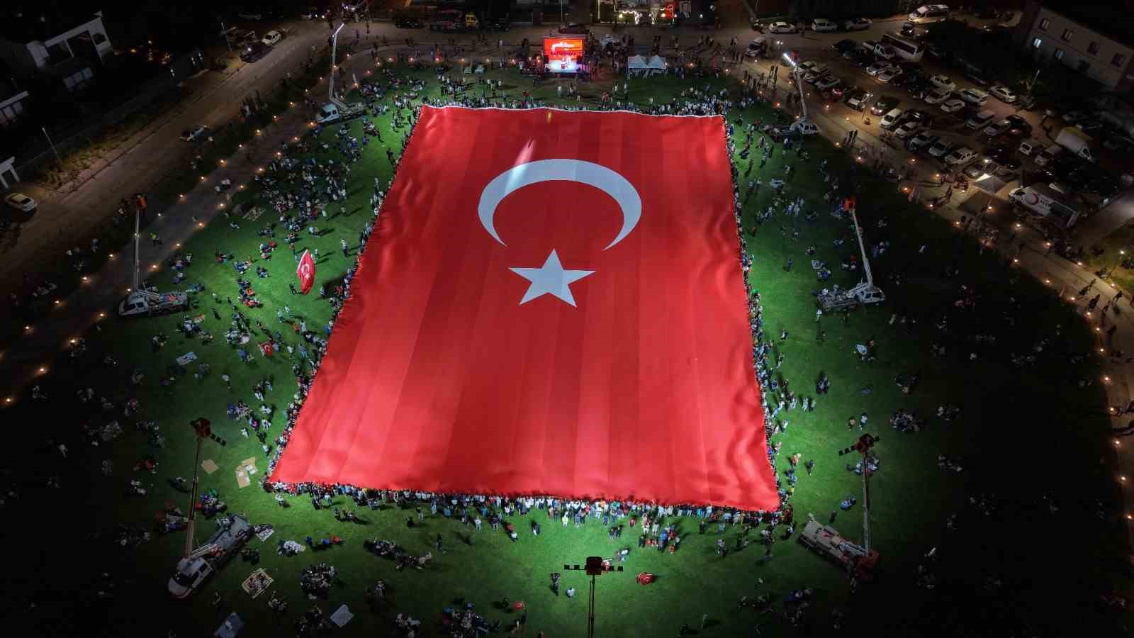 Kayseri’de dünyanın en büyük Türk bayrağı açıldı