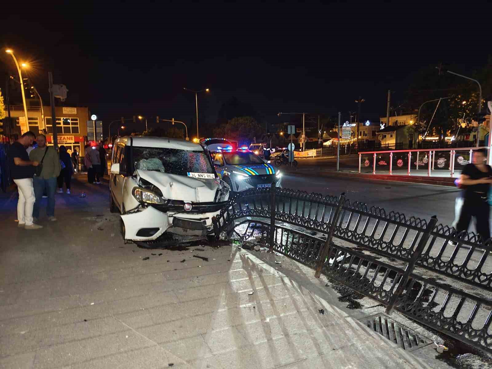 İki motosiklete çarpan sürücü ortalığı savaş alanına çevirdi: 1 ölü, 3 yaralı