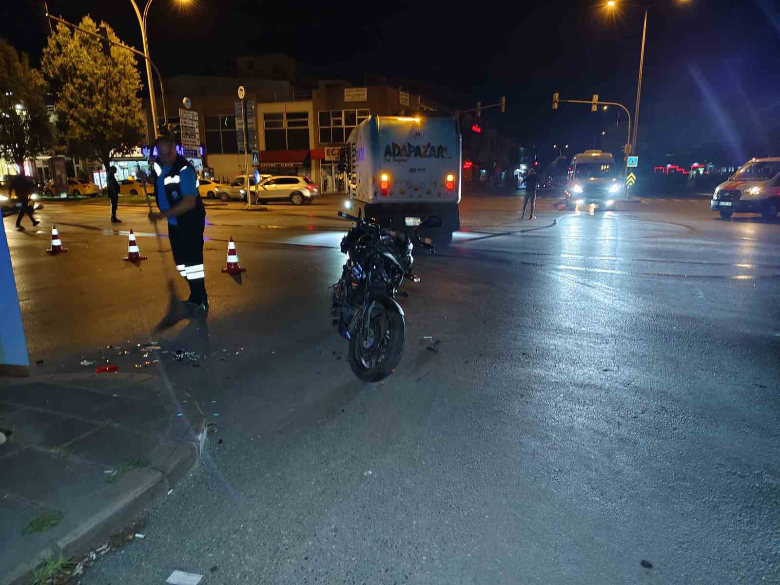 İki motosiklete çarpan sürücü ortalığı savaş alanına çevirdi: 1 ölü, 3 yaralı