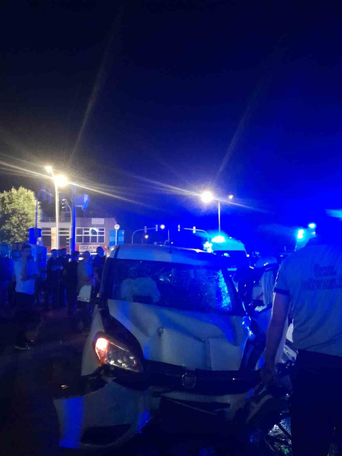 İki motosiklete çarpan sürücü ortalığı savaş alanına çevirdi: 1 ölü, 3 yaralı