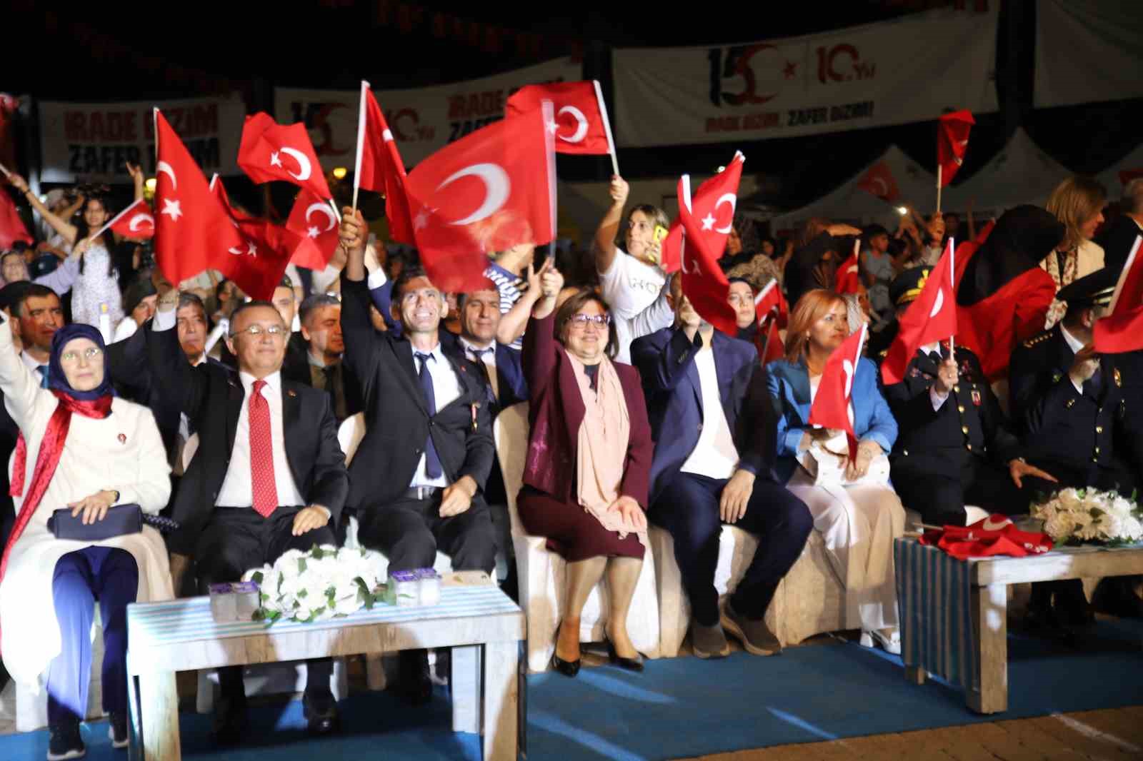 Gaziantepliler 10 yıl önceki heyecanla tek yürek meydanlara indi