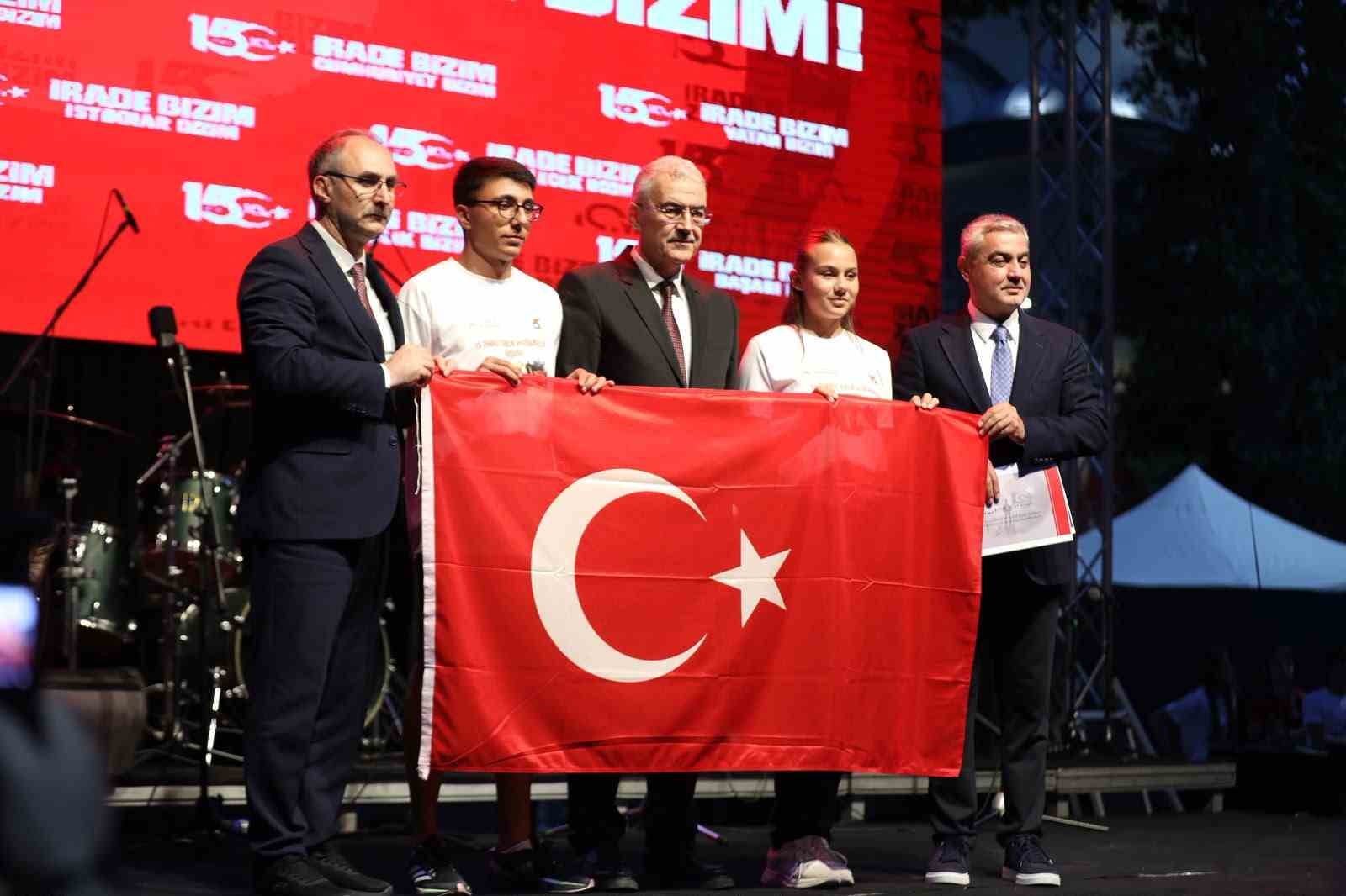 Bursa’da ’Demokrasi ve Bayrak Yürüyüşü’