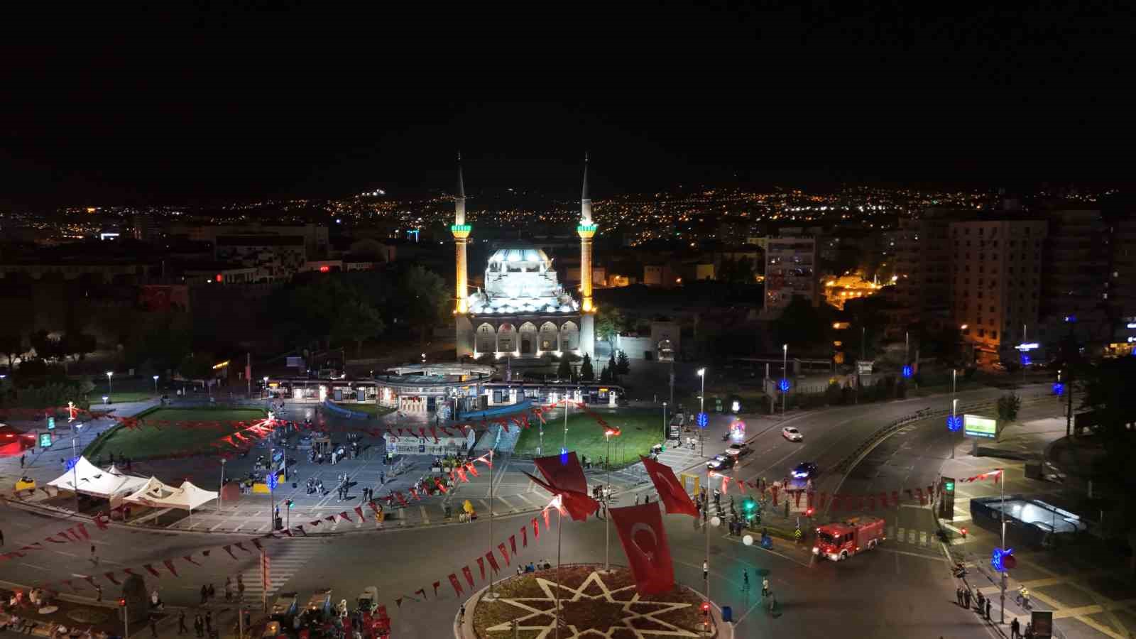 Kayseri’de 15 Temmuz’un yıl dönümünde camilerden sela yükseldi