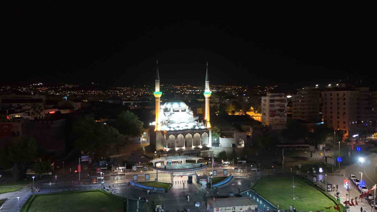 Kayseri’de 15 Temmuz’un yıl dönümünde camilerden sela yükseldi