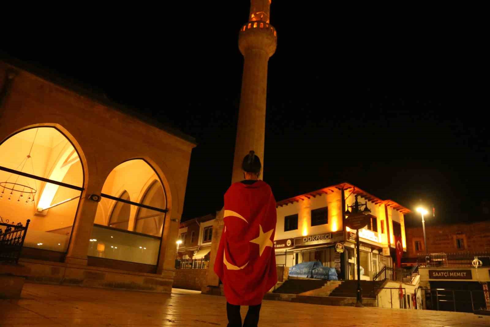 15 Temmuz şehitleri için sela okundu: Genç kız gözyaşlarını tutamadı