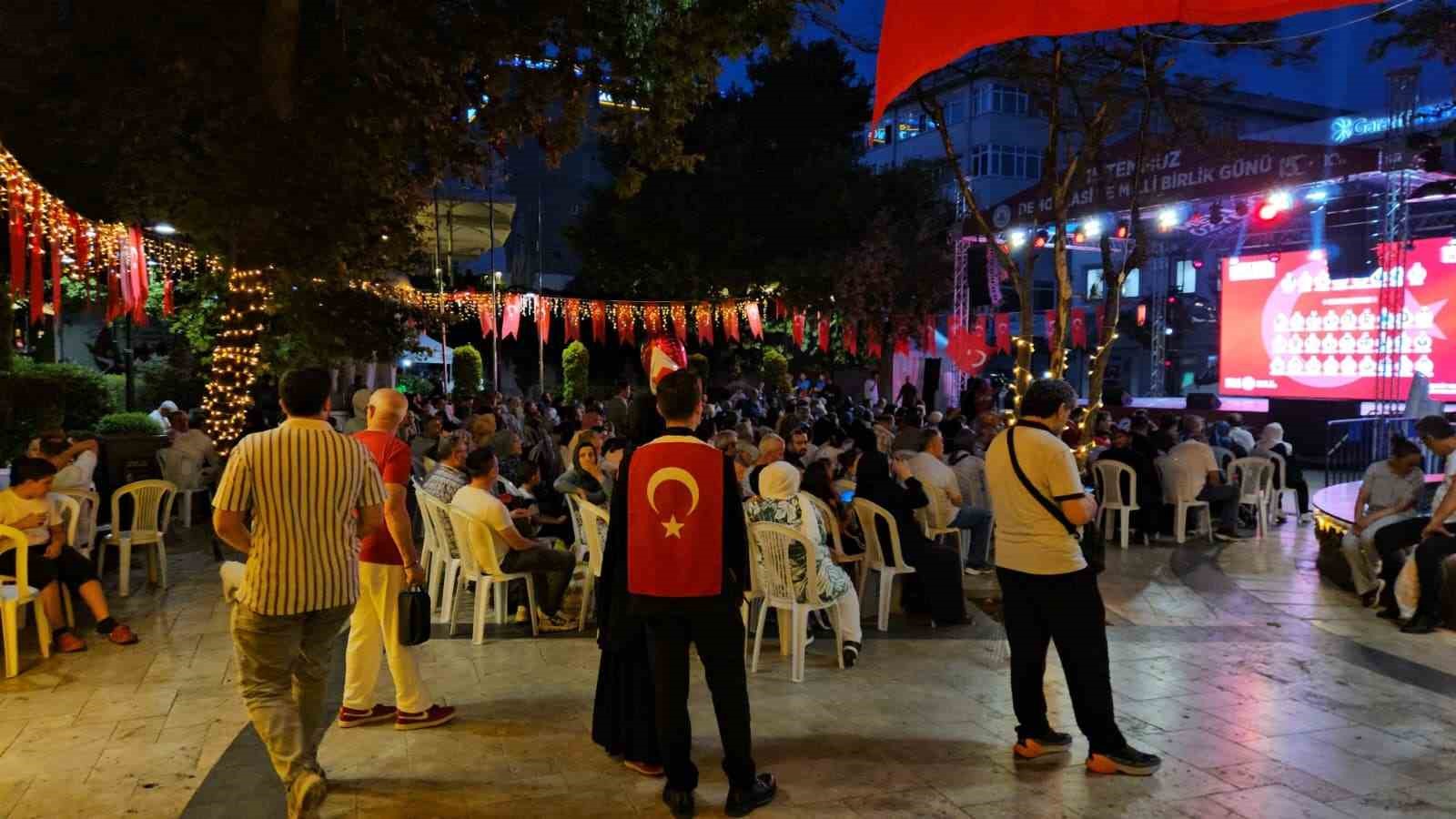 Kağıthane Meydanı’nda "15 Temmuz Demokrasi ve Millî Birlik Günü" nöbeti