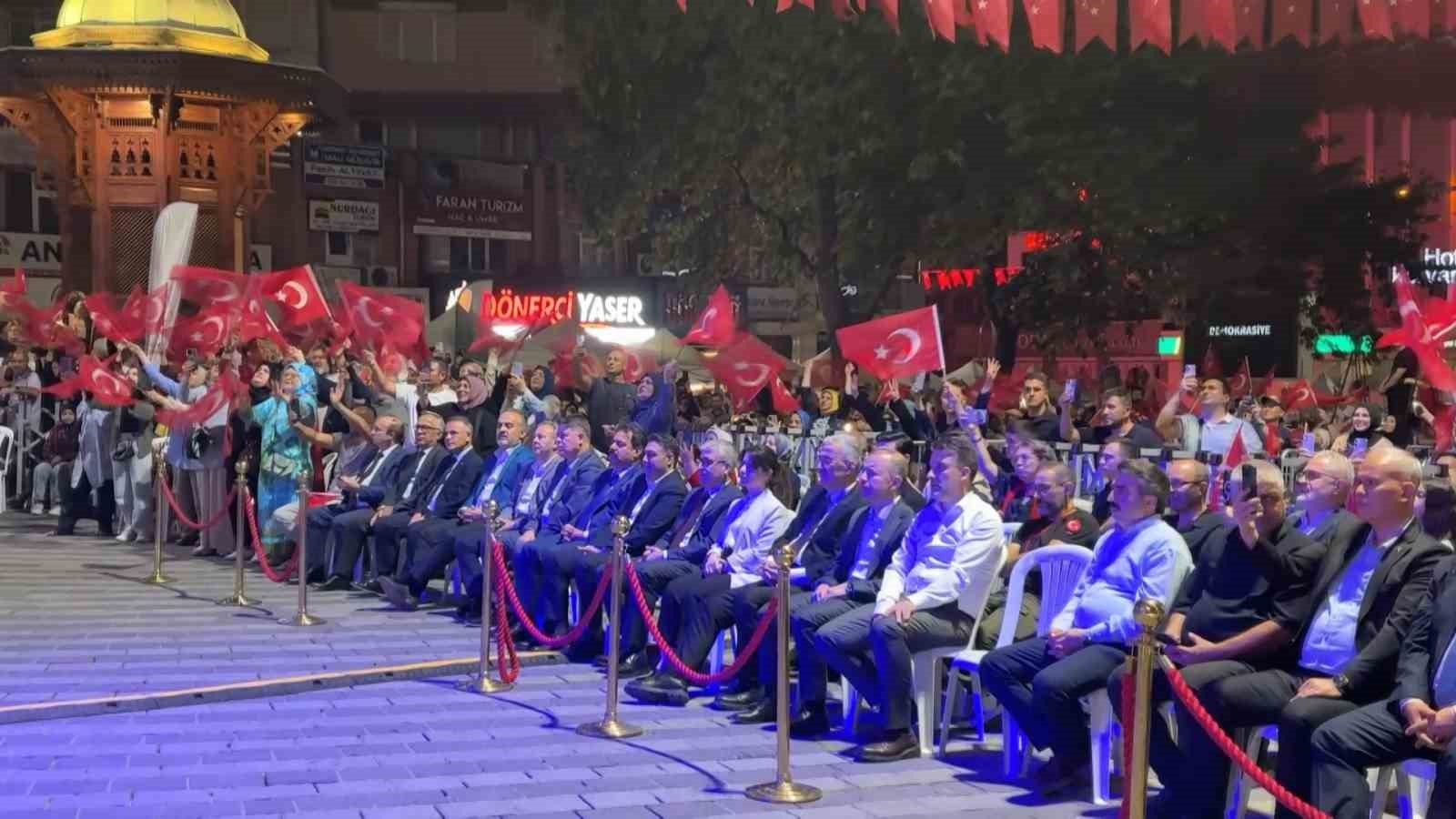 Bursa’da 15 Temmuz programı Uğur Işılak konseriyle son buldu