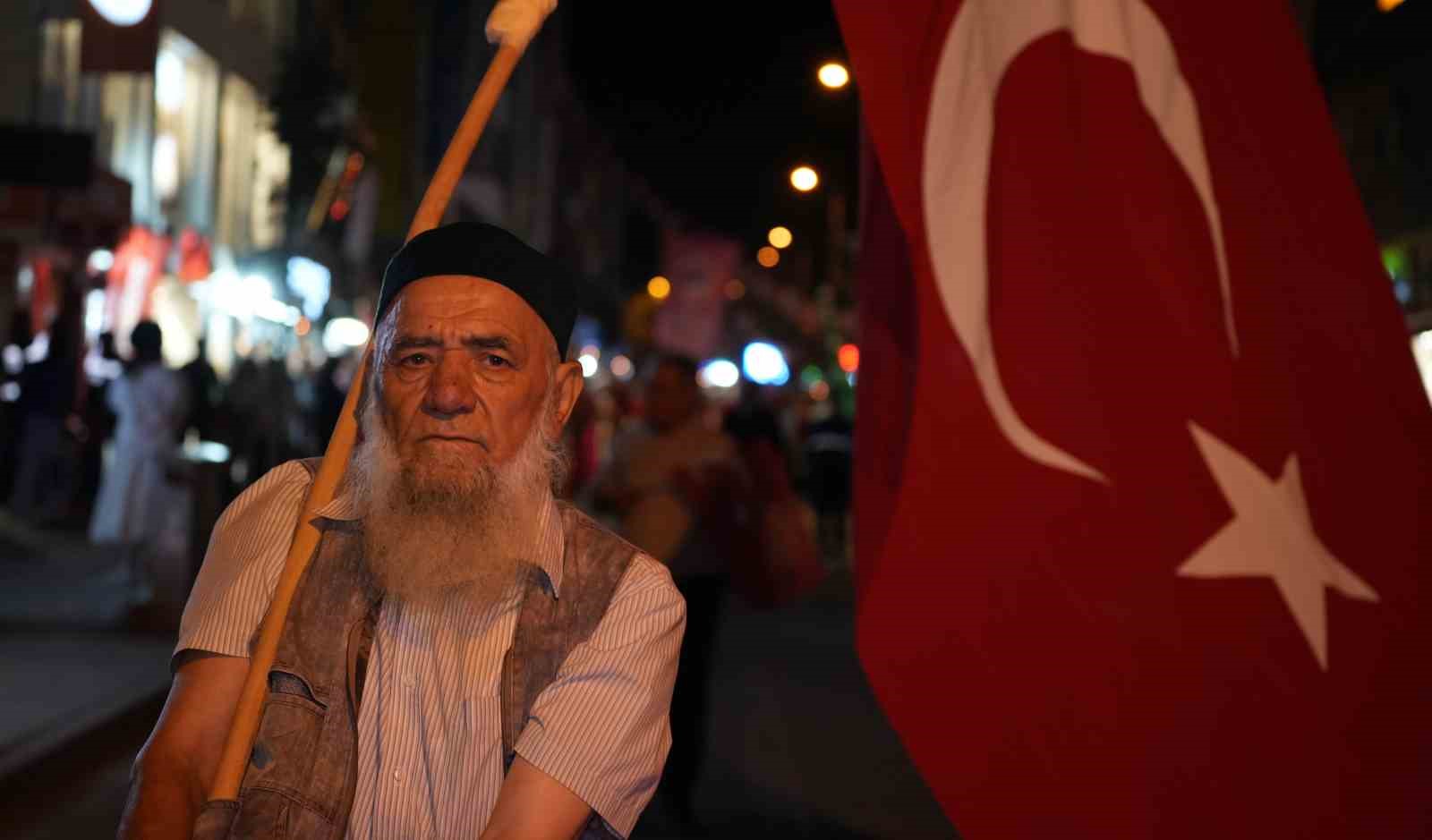 Kırıkkale 15 Temmuz’da tek yürek oldu: Binlerce vatandaş demokrasi yürüyüşünde buluştu