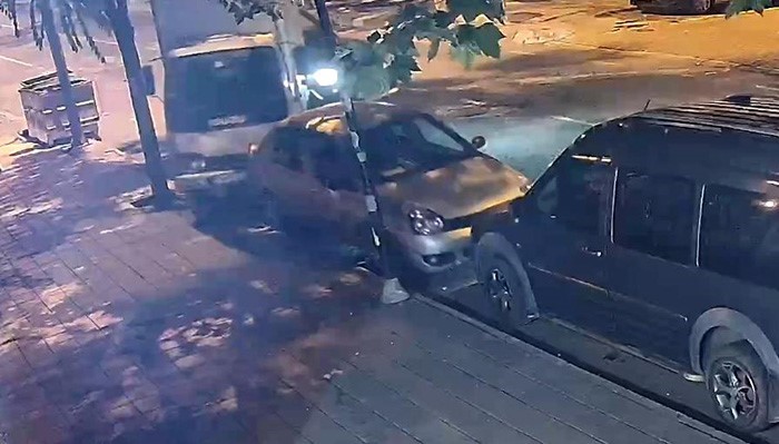 Zincirleme kazaya karıştı, olay yerini terk etti: O anlar kamerada
