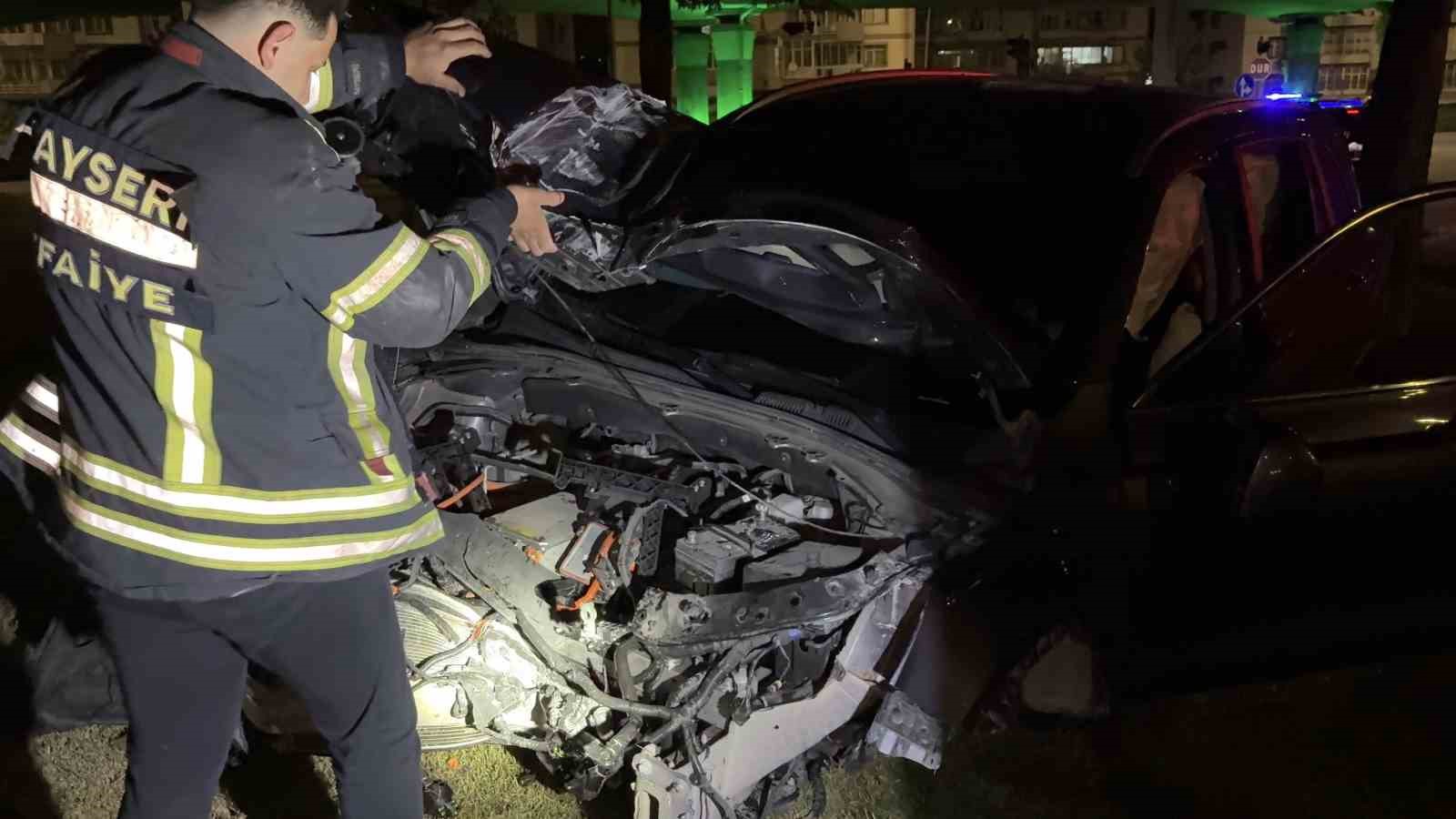 Virajı alamayan SUV araç aydınlatma direğini yerinden söktü: 1 yaralı