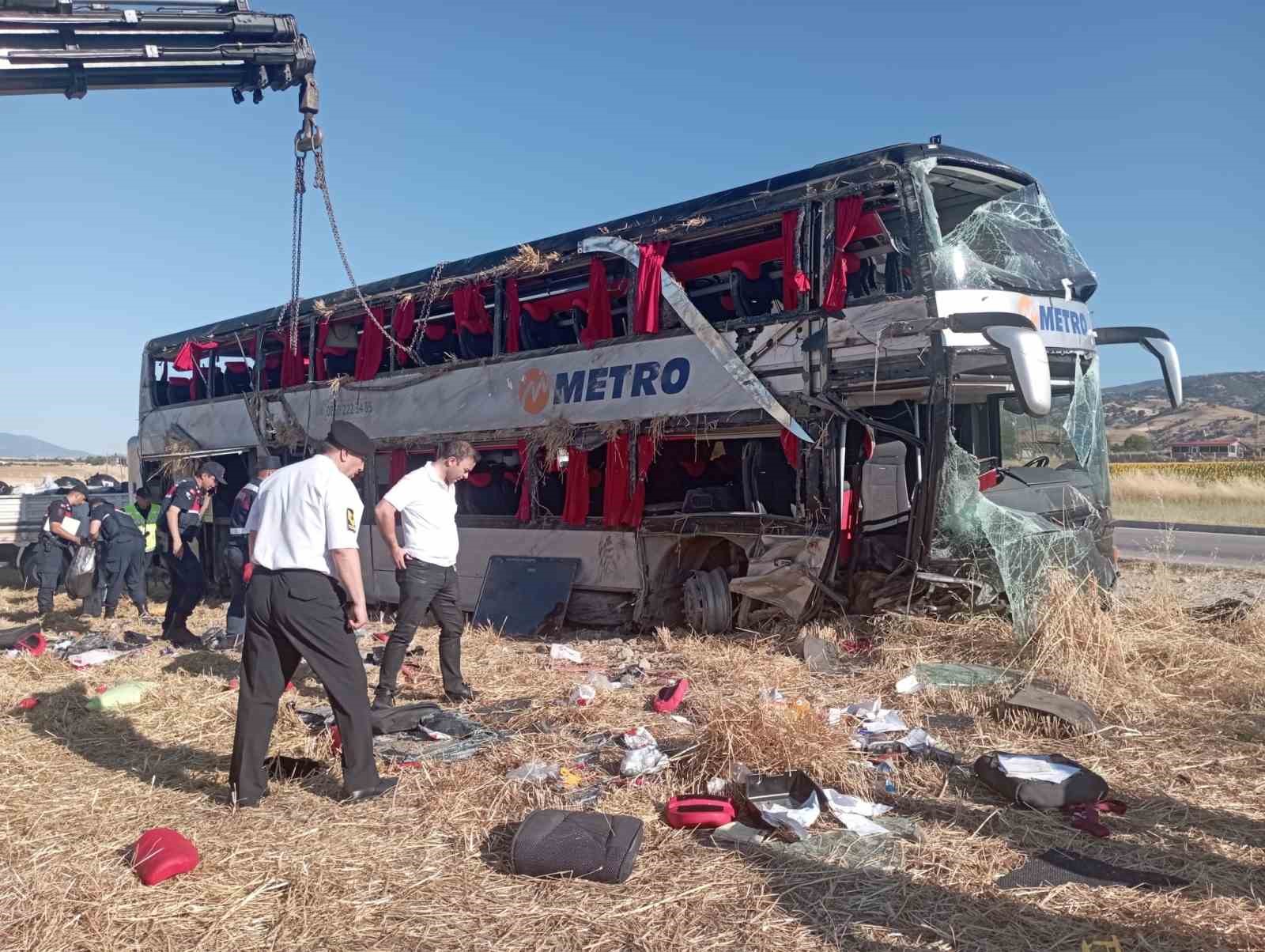 Amasya’da yolcu otobüsü devrildi: 2’si ağır 46 yaralı