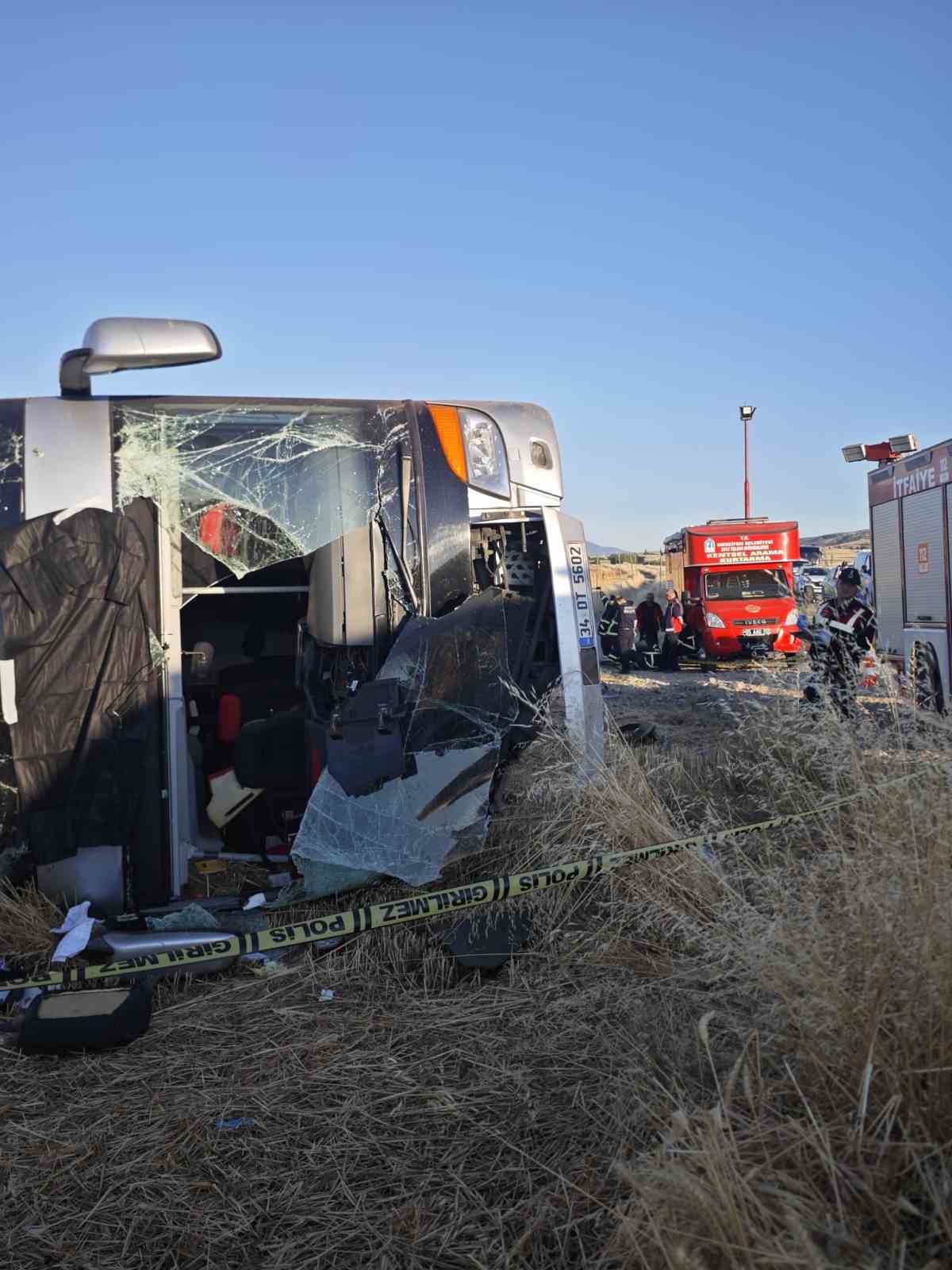 Amasya’da yolcu otobüsü devrildi: 2’si ağır 46 yaralı