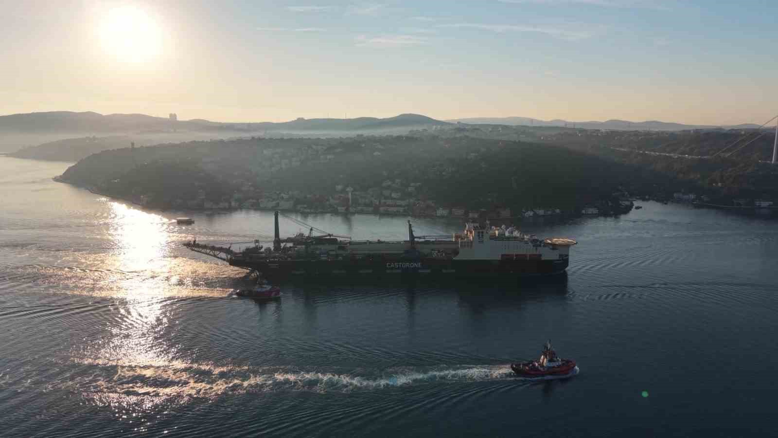 325 metrelik dev boru döşeme gemisi İstanbul Boğazı’ndan geçiş yaptı