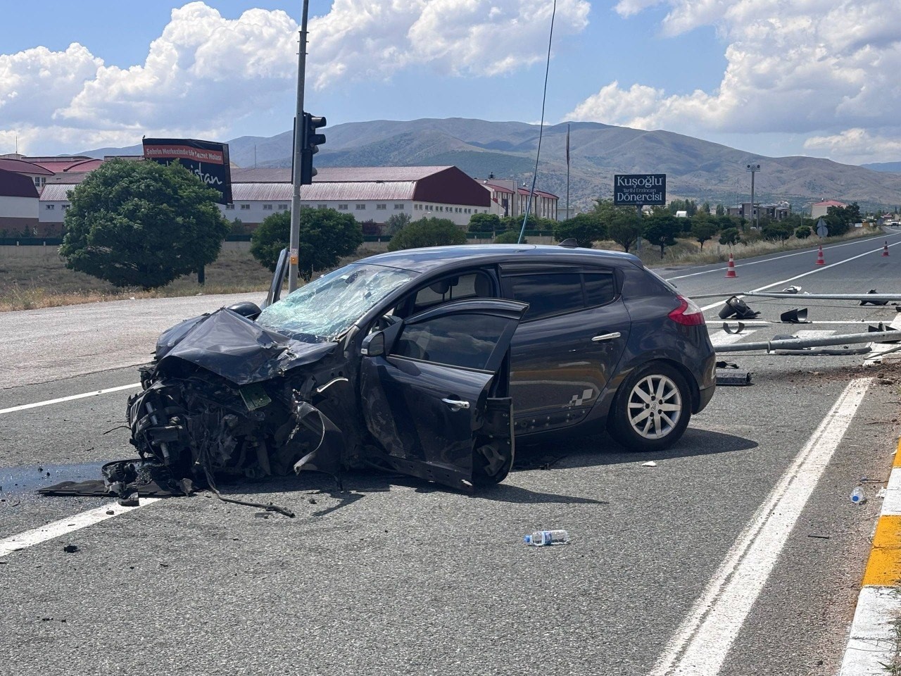 Erzincan’da 5 kişinin yaralandığı trafik kazası kamerada