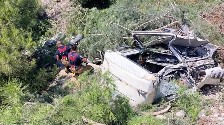 Antakya’da hurdaya dönen kamyonun sürücüsü yaralandı