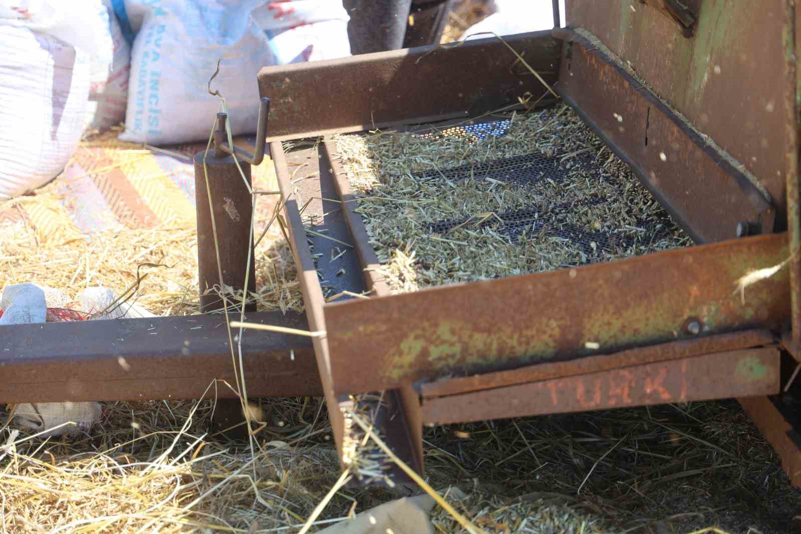 Hataylı çiftçilerin kavurucu sıcakta tozlu mesaisi sürüyor
