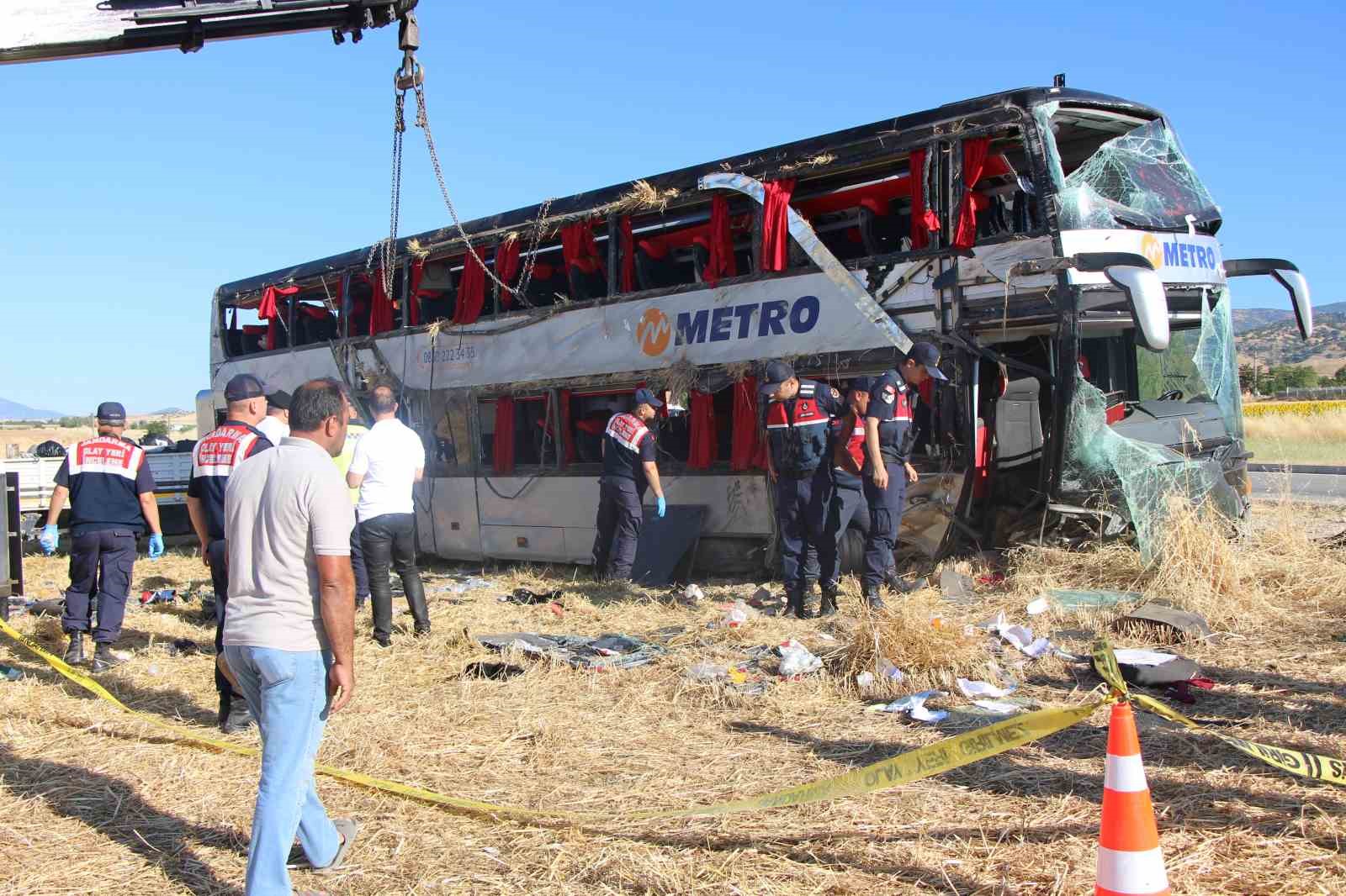 Amasya’da çift katlı otobüs kazası: 2’si ağır 46 yaralı