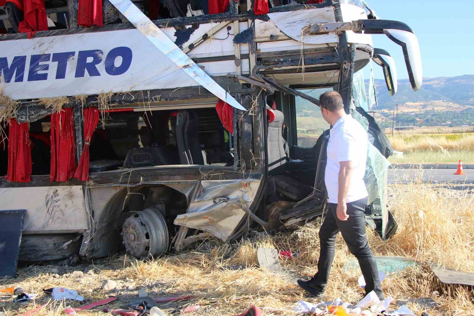 Amasya’da çift katlı otobüs kazası: 2’si ağır 46 yaralı