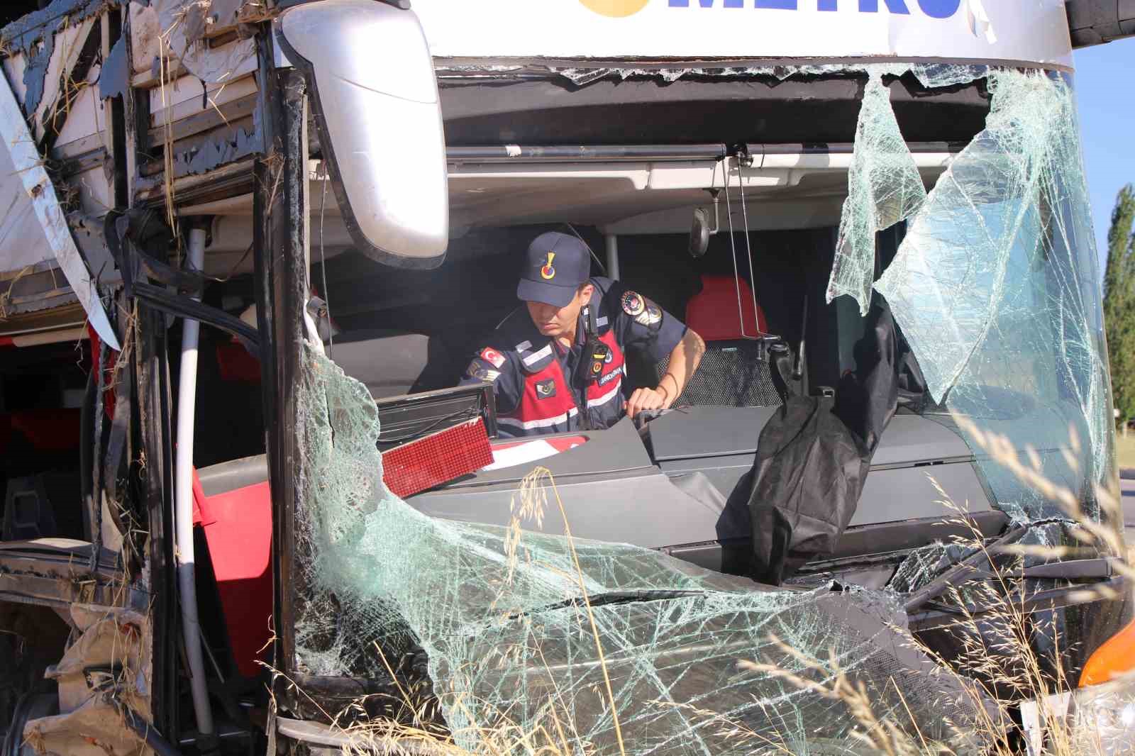 Amasya’da çift katlı otobüs kazası: 2’si ağır 46 yaralı