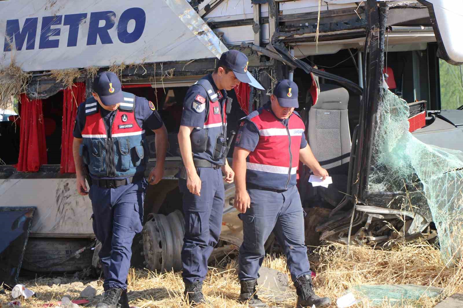 Amasya’da çift katlı otobüs kazası: 2’si ağır 46 yaralı