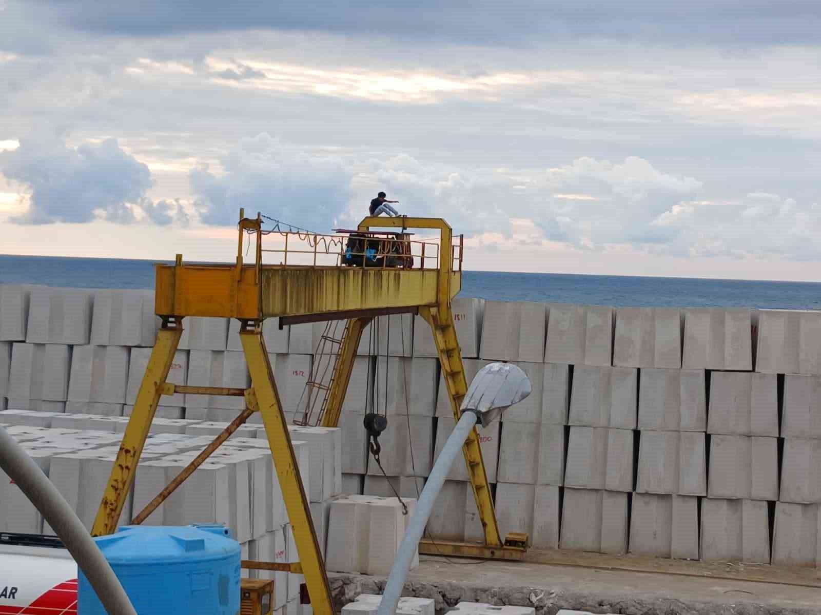 Gençlerin dev bloklar ve vincin üzerinde tehlikeli oyunu