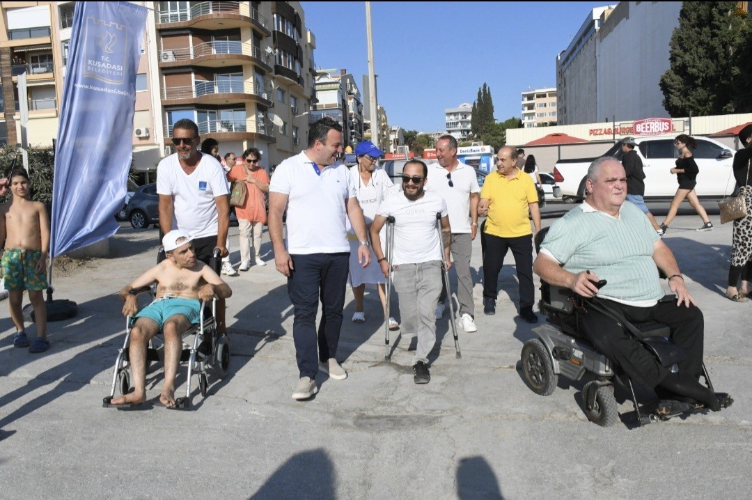 Kuşadası’nda engelsiz plaj uygulamasıyla deniz keyfi herkes için erişilebilir oldu